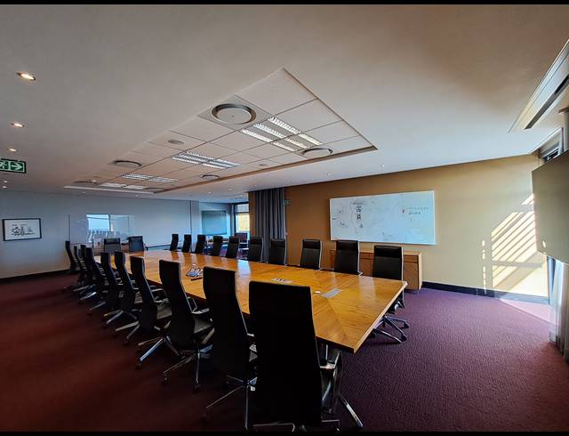 1,070M² OFFICE TO LET IN SANDHURST